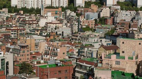 서울 집값이 상승세를 이어가자 그동안 상대적으로 외면받았던 빌라도 가격이 뛰고 거래가 늘고 있다. 사진은 서울 빌라 밀집지역 전경.<연합뉴스>